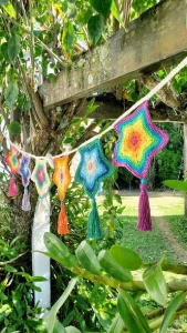 Varal de Estrelas Multicoloridas em Crochê - Artesanato e Personalizados