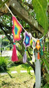 Varal de Estrelas Multicoloridas em Crochê - Artesanato e Personalizados