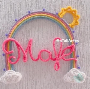 Porta Maternidade Arco-íris com Sol Tricotin - Artesanato e Personalizados