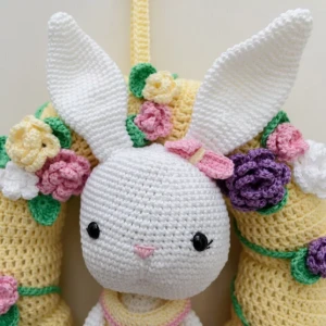 Guirlanda Coelhinha de vestido em amigurumi - Artesanato e Personalizados