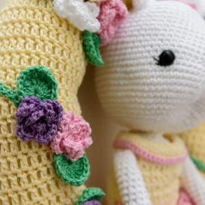 Guirlanda Coelhinha de vestido em amigurumi - Artesanato e Personalizados