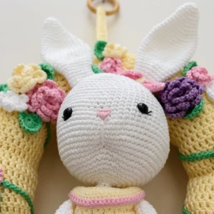 Guirlanda Coelhinha de vestido em amigurumi - Artesanato e Personalizados