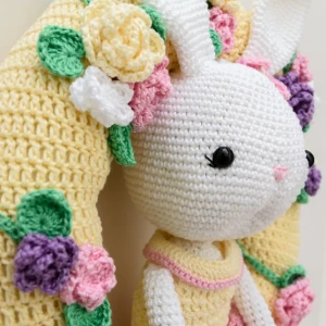 Guirlanda Coelhinha de vestido em amigurumi - Artesanato e Personalizados