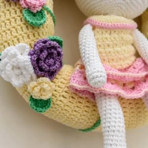 Guirlanda Coelhinha de vestido em amigurumi - Artesanato e Personalizados