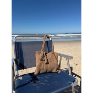Bolsa de praia de crochê com barbante e bolsos internos