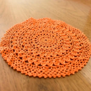 Toalhinha cor de laranja em crochê - Artesanato e Personalizados