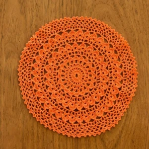 Toalhinha cor de laranja em crochê - Artesanato e Personalizados