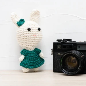 Coelha de vestido verde em amigurumi - Artesanato e Personalizados