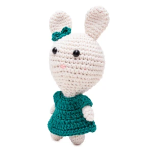 Coelha de vestido verde em amigurumi - Artesanato e Personalizados
