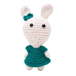 Coelha de vestido verde em amigurumi - Artesanato e Personalizados
