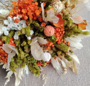 Buque com Flores Desidratadas em tons de laranja - Artesanato e Personalizados