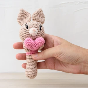 Chocalho Bastão Coelhinho Amigurumi - Artesanato e Personalizados
