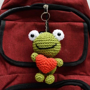 Sapinho com coração - Artesanato e Personalizados