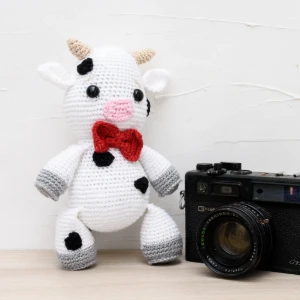 Vaca com Gravata em Crochê Amigurumi - Artesanato e Personalizados