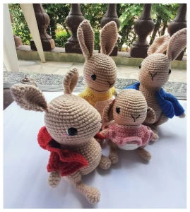 família de coelhos popsom amigurumi - Artesanato e Personalizados
