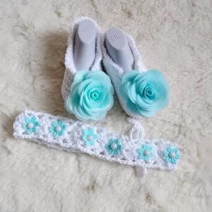 Kit Sapatinho e Faixa de Crochê com Flores - Artesanato e Personalizados