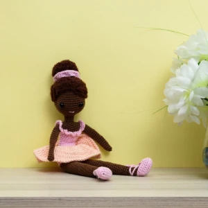 Boneca Bailarina Késia em amigurumi - Artesanato e Personalizados