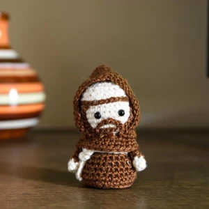Mini São Francisco de Assis em amigurumi - Artesanato e Personalizados