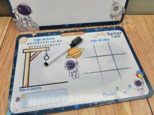 Lousa MDF Astronauta com Alça e Jogos no Verso - Artesanato e Personalizados