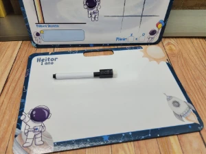Lousa MDF Astronauta com Alça e Jogos no Verso - Artesanato e Personalizados