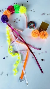 Kit Festa Tiara e Brincos Pompom - Artesanato e Personalizados