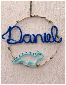 Porta Maternidade Dino Personalizado em Tricotin - Artesanato e Personalizados