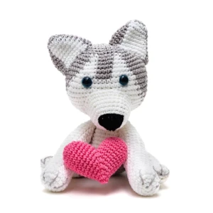 Husky com coração em amigurumi - Artesanato e Personalizados