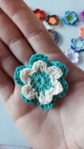 Flores de Duas Camadas em Crochê - Artesanato e Personalizados