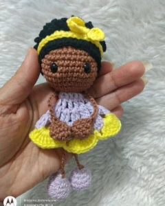 Mini Bonequinha de crochê Menina Morena - Artesanato e Personalizados