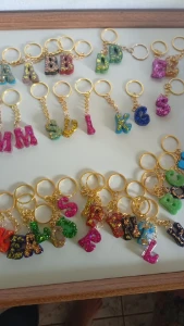 Kit 10 Chaveirinhos mini letras em resina com folha de ouro - Artesanato e Personalizados