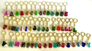 Kit 10 Chaveirinhos mini letras em resina com folha de ouro