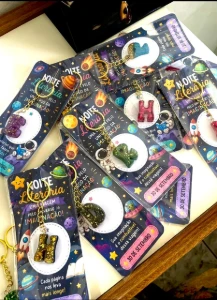 Kit 10 Chaveirinhos mini letras em resina com folha de ouro - Artesanato e Personalizados