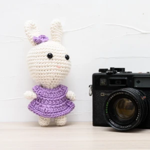 Coelha de vestido lilás em amigurumi - Artesanato e Personalizados
