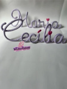 Nome Decorativo de Mesa em Tricotin - Artesanato e Personalizados