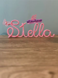 Nome Decorativo de Mesa em Tricotin - Artesanato e Personalizados
