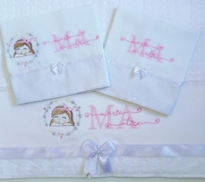 Kit Bebê com Toalha de Banho e 2 Fraldas de Boca - Artesanato e Personalizados