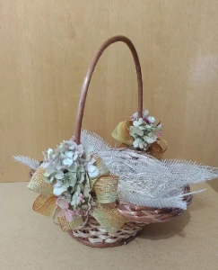 Cesta de vime decorada com laços e hortensias - Artesanato e Personalizados