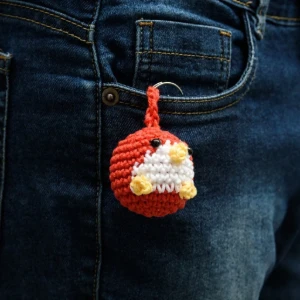 Chaveiro Mini Pinguim Vermelho em Amigurumi - Artesanato e Personalizados