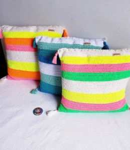 Capa de Almofada Dupla Face Listrada Neon em Crochê - Artesanato e Personalizados