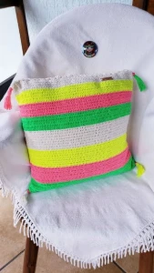 Capa de Almofada Dupla Face Listrada Neon em Crochê - Artesanato e Personalizados