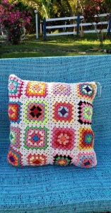 Capa de Almofada Multicolor em Crochê - Artesanato e Personalizados