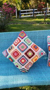 Capa de Almofada Multicolor em Crochê - Artesanato e Personalizados