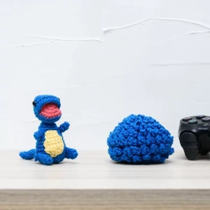 Ovo com filhote de dinossauro azul em amigurumi - Artesanato e Personalizados