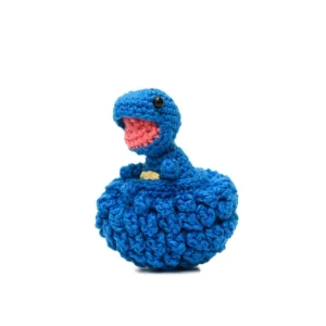 Ovo com filhote de dinossauro azul em amigurumi - Artesanato e Personalizados