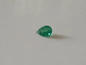 Esmeralda colombiana extra gota 0,85 ct - Artesanato e Personalizados