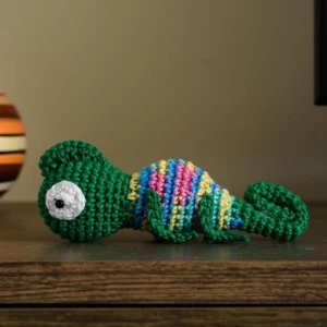 Camaleão verde escuro em Amigurumi - Artesanato e Personalizados