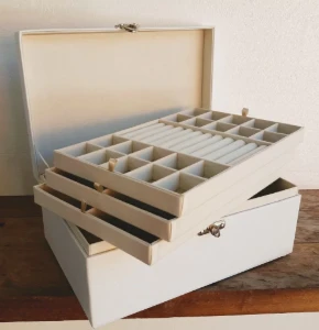 Maleta Branca e Bege para Joias de 4 Andares - Artesanato e Personalizados