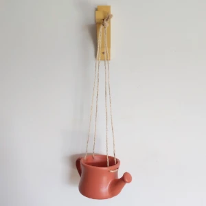 Cachepot regador terracota com suporte de parede - Artesanato e Personalizados