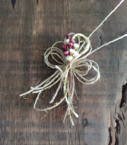 Laço de fios de juta com buquezinho de flores secas - Artesanato e Personalizados