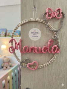 Guirlanda Macramê com Pérolas personalizada com Tricotin - Artesanato e Personalizados